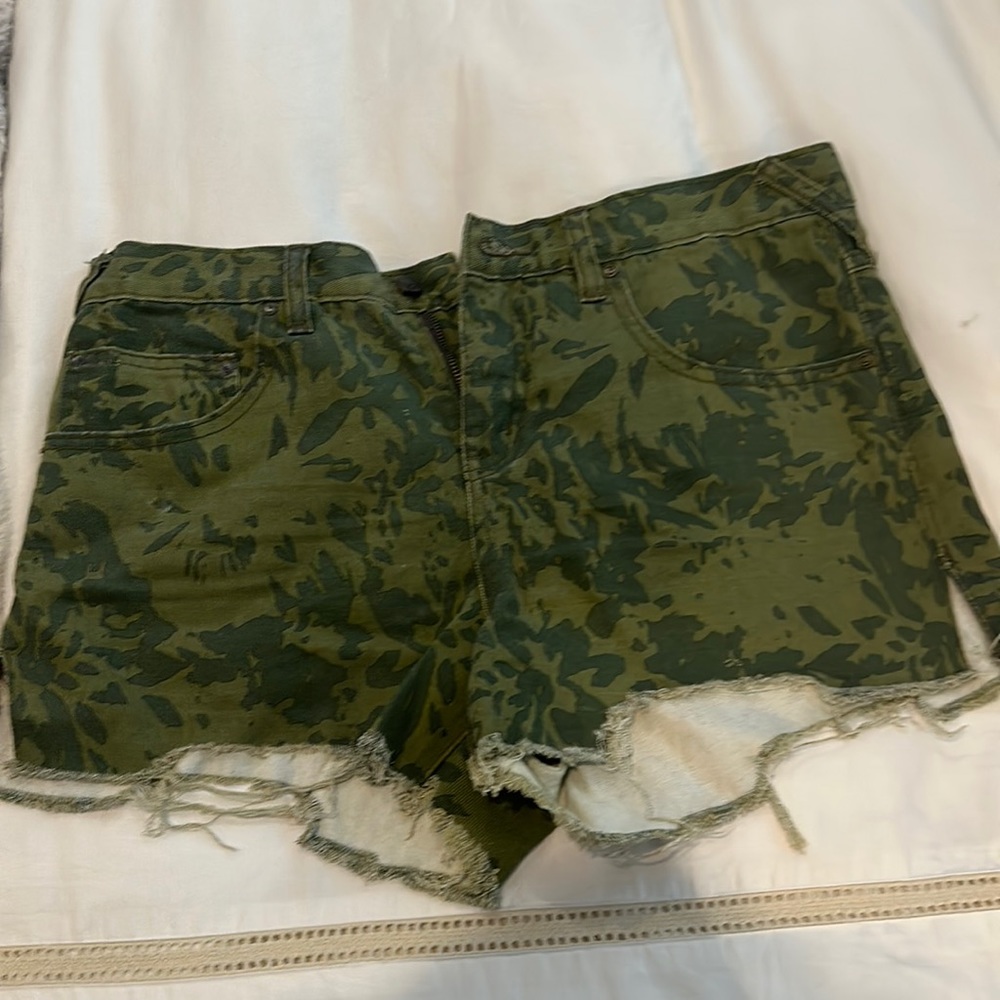 Free people camo cut off shorts 🍃
